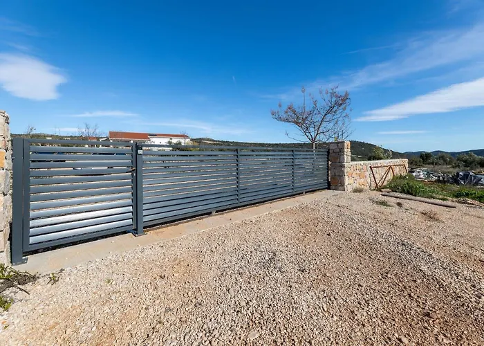 Maslina 로고즈니차